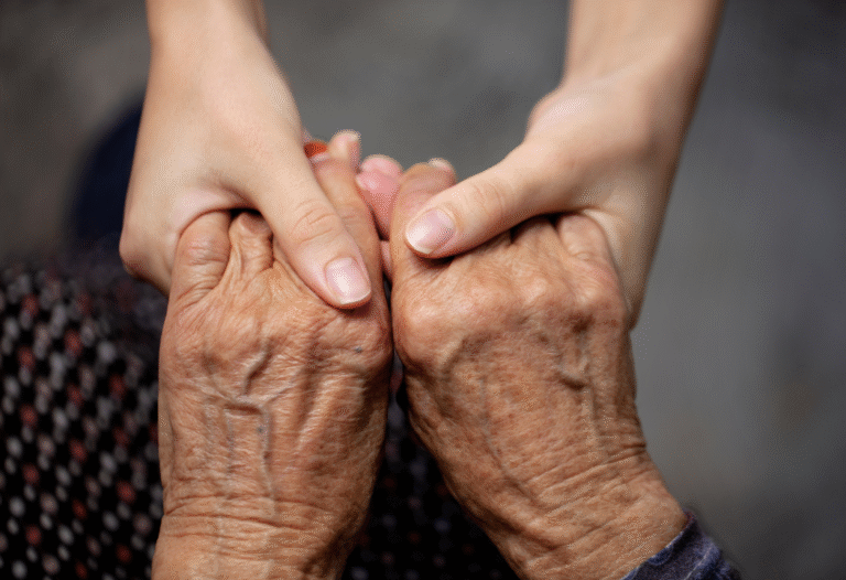 Deux personnes se tiennent les mains